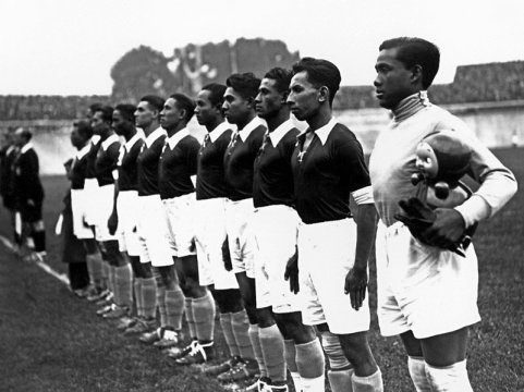 National soccer team players from the Netherlands East Indies are 
lined up during the national anthems before the start of their World Cup
 preliminary round match against Hungary 05 June 1938 in Reims. 
Goalkeeper Bing Mo Heng (R) and his teammates were eliminated from the 
tournament losing 6-0 to Hungary. © AFP